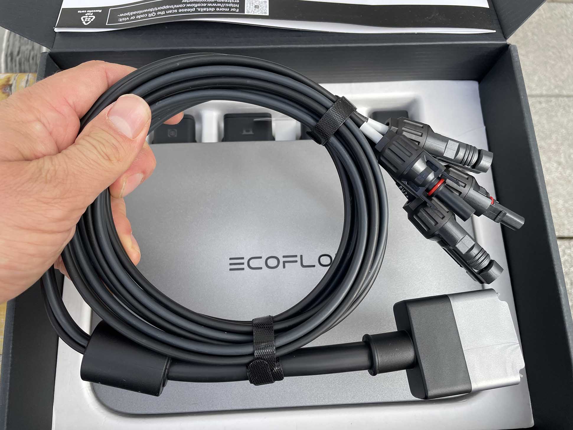 Die EcoFlow Kabel- und Steckverbindungen von Solarmodul zum Mikrowechselrichter werden im Detail gezeigt